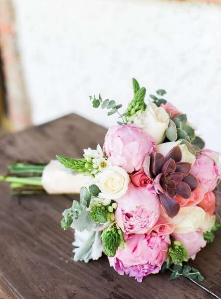 7. Peônia, rosas e suculentas formam um lindo buquê de noiva. Fonte: Pinterest
