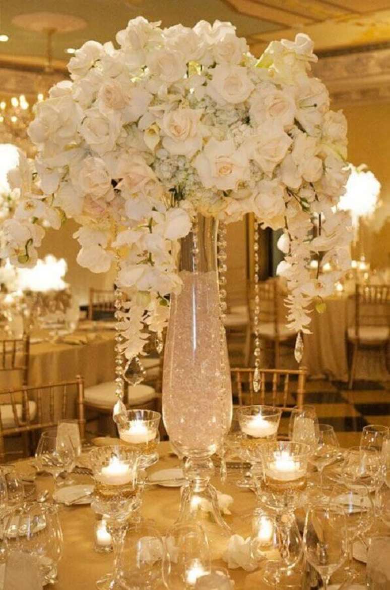 55. Arranjo de flores brancas para sofisticada decora&ccedil;&atilde;o bodas de cristal &ndash; Foto: Web Feminina