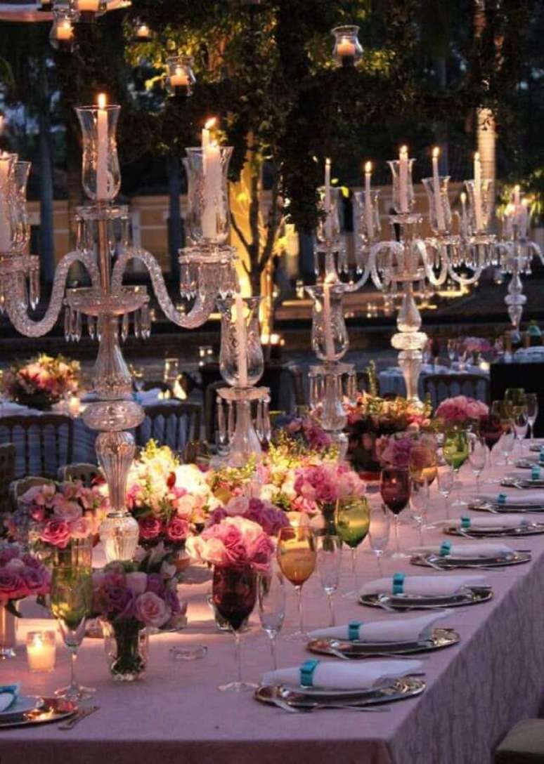 56. Sofisticada decora&ccedil;&atilde;o bodas de cristal ao ar livre com grandes casti&ccedil;ais de prata e ta&ccedil;as coloridas &ndash; Foto: Chegou a Hora Festas