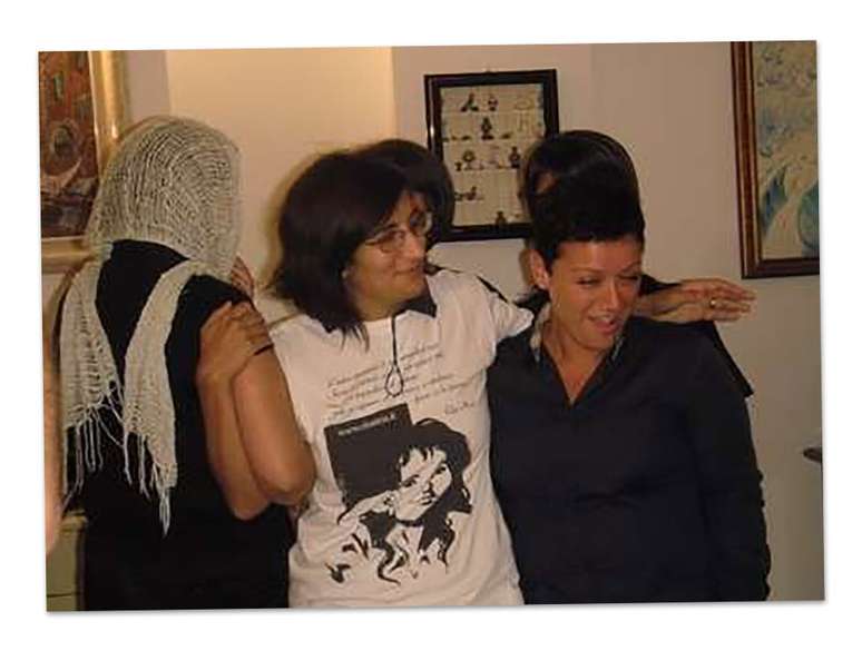 Piera Aiello (de costas e com um len&ccedil;o cobrindo o rosto), na companhia de Nadia Furnari (no meio) e outra amiga