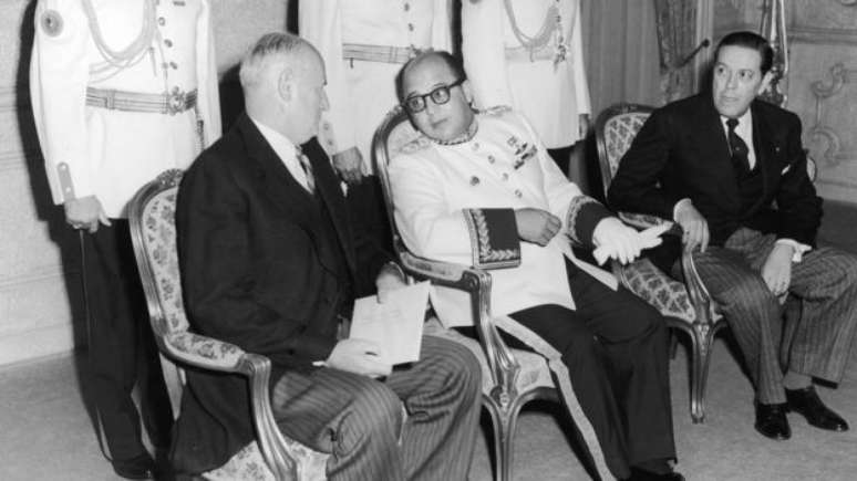 Uslar Pietri foi detido pelas for&ccedil;as do general Marcos P&eacute;rez Jim&eacute;nez (no centro), que governou a Venezuela entre 1948 e 1958