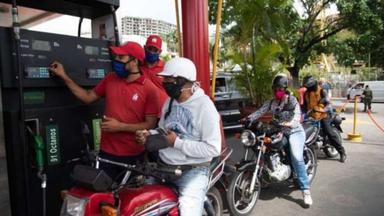 Venezuela sofre com grave escassez de gasolina