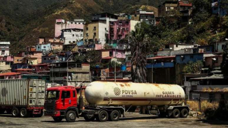 Nos &uacute;ltimos anos, a produ&ccedil;&atilde;o de petr&oacute;leo na Venezuela sofreu uma queda acentuada