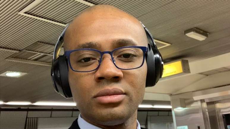 "A sensa&ccedil;&atilde;o &eacute; de que n&atilde;o importa o qu&atilde;o bom eu seja no que eu fa&ccedil;o, n&atilde;o posso crescer por ser estrangeiro ou por ser negro", diz nigeriano Samuel Lawrance