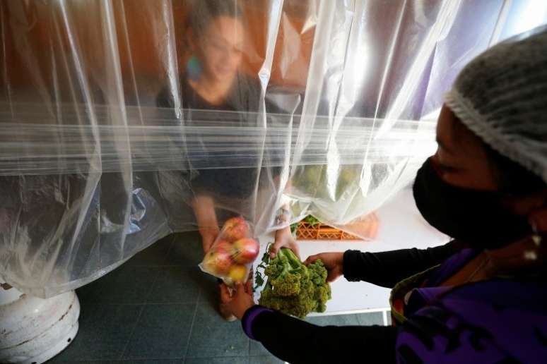 Cozinhas comunitárias são vitais para que chilenos de baixa renda não passem fome durante a pandemia.
