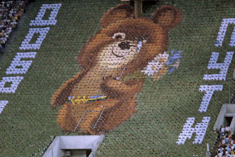 O ursinho Micha, mascote das Olimpíadas de Moscou, chora na Cerimônia de Encerramento