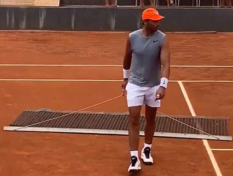 Nadal viralizou por atitude humilde (Foto: Reprodução / Twitter)