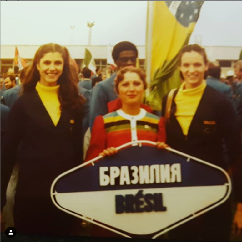 Vera Mossa (esq), durante a Cerimônia de Abertura da Olimpíada de Moscou