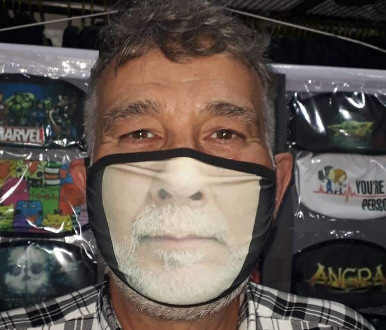 Máscaras com estampas de sorriso humanizam equipamentos de segurança