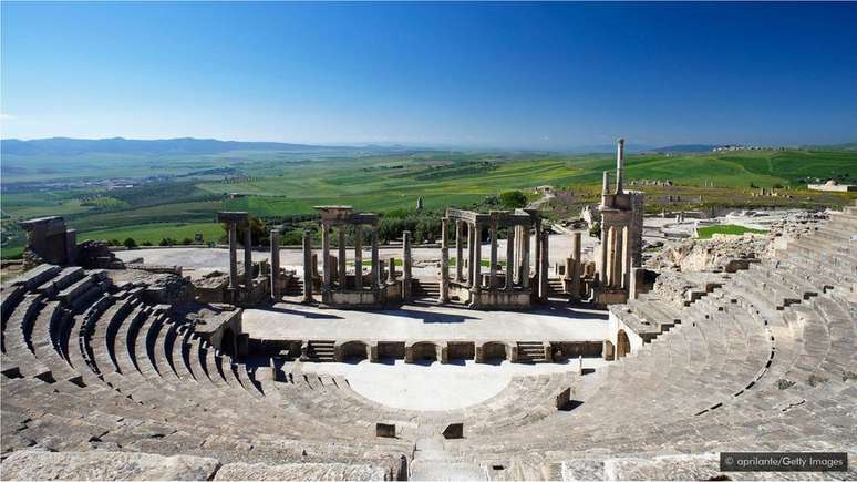 Apenas duas horas de carro a sudoeste de T&uacute;nis, os restos antigos de Dougga est&atilde;o surpreendentemente completos