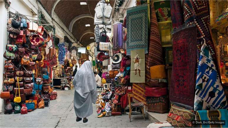 A Medina de T&uacute;nis &eacute; uma mistura de ruas estreitas, souks, mesquitas e estruturas hist&oacute;ricas