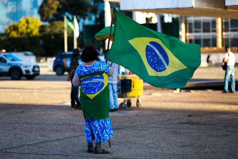 Apoiadores do presidente Jair Bolsonaro durante manifestação na Praça do Três Poderes, na cidade de Brasília