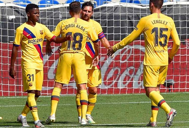 Coletivo do Barcelona foi destaque no duelo contra o Alavés (Foto: ANDER GILLENEA / AFP)