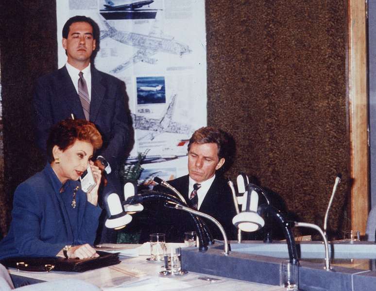 Personagens de Beatriz Segall e Reginaldo Faria na fict&iacute;cia empresa de avia&ccedil;&atilde;o TCA em 'Vale Tudo'