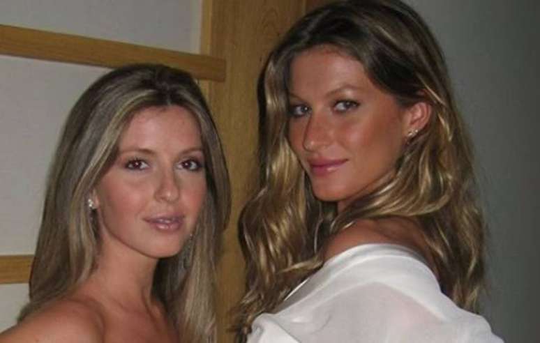 Gisele Bündchen (à direita) e sua irmã gêmea, Patrícia