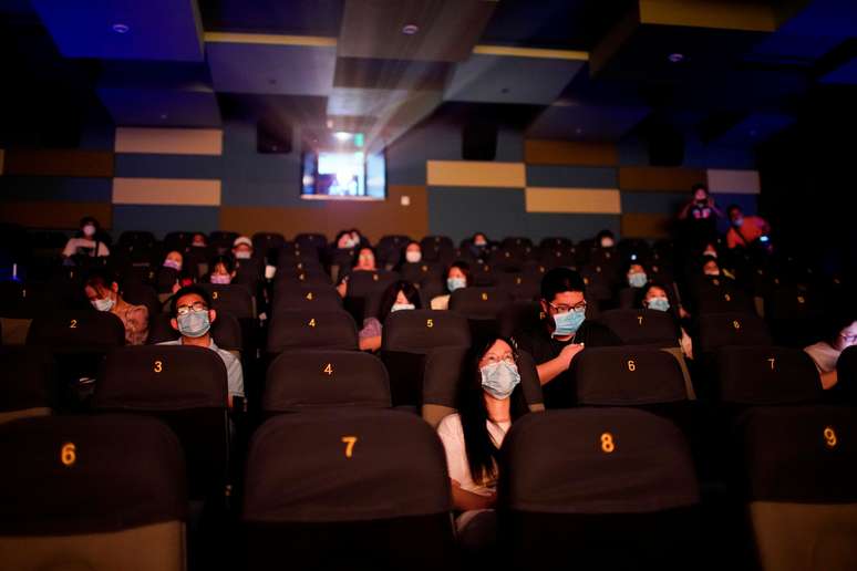 Pessoas de m&aacute;scara em cinema que reabriu nesta segunda-feira em Xangai
20/07/2020
REUTERS/Aly Song