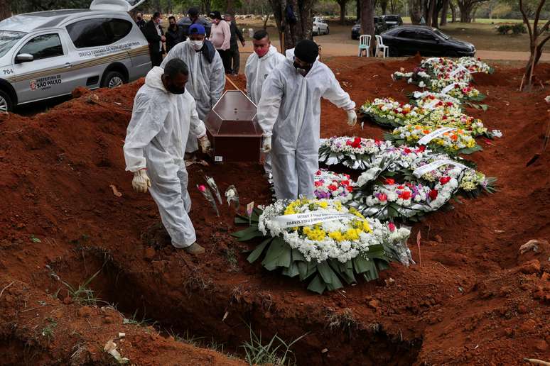 Coveiros se preparam para sepultar mulher que morreu com suspeita de ter sido infectada pelo novo coronavírus, no cemitério de Vila Formosa, em São Paulo
16/07/2020
REUTERS/Amanda Perobelli