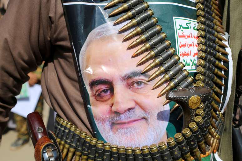 Um pôster de Qassem Soleimani, ex-chefe da Guarda Revolucionária que teria sido espionado por Mahmoud Mousavi-Majd. 06/01/2020. REUTERS/Naif Rahma. 
