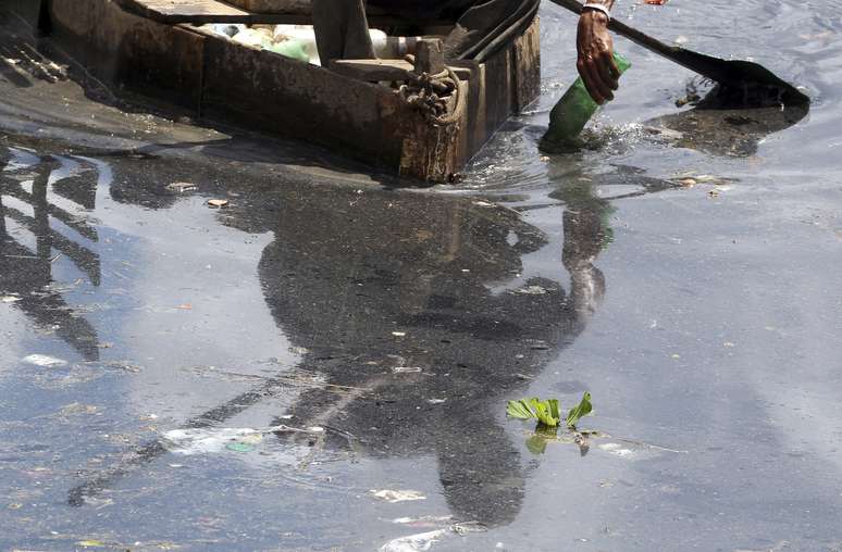Águas poluídas do rio Tietê em Santana de Parnaíba (SP) 
07/03/2013
REUTERS/Paulo Whitaker