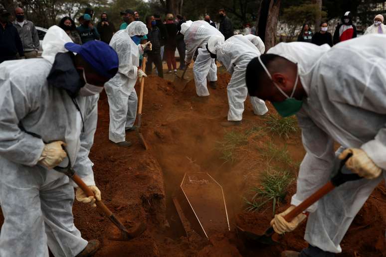 Coveiros do cemitério Vila Forma, em São Paulo, enterram vítima do coronavírus
16/07/2020
REUTERS/Amanda Perobelli