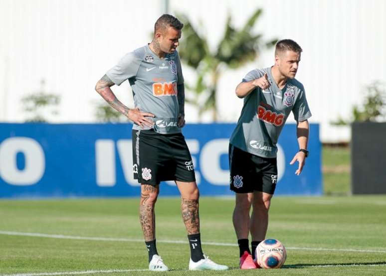 Luan e Ramiro durante o treino desta segunda-feira, no CT Joaquim Grava (Foto: Rodrigo Coca/Ag. Corinthians)
