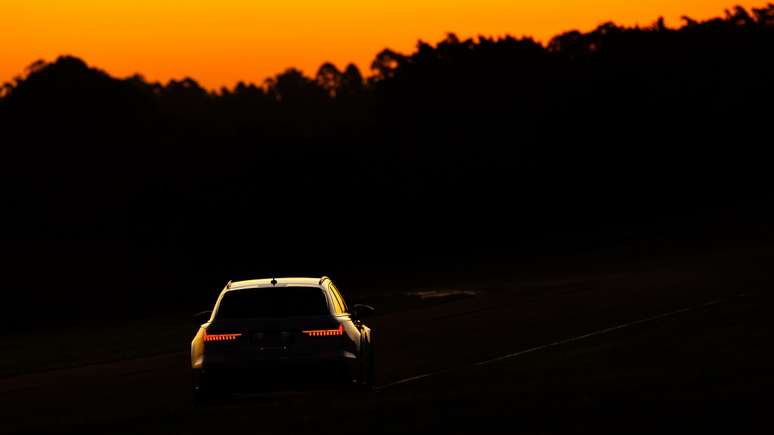 Audi RS 6 Avant num início de noite no circuito da Fazenda Capuava (SP). 