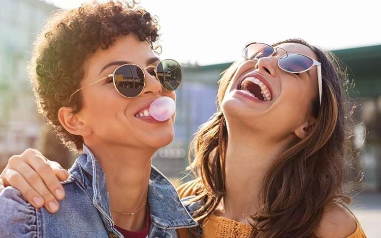 Foto de duas amigas sorrindo