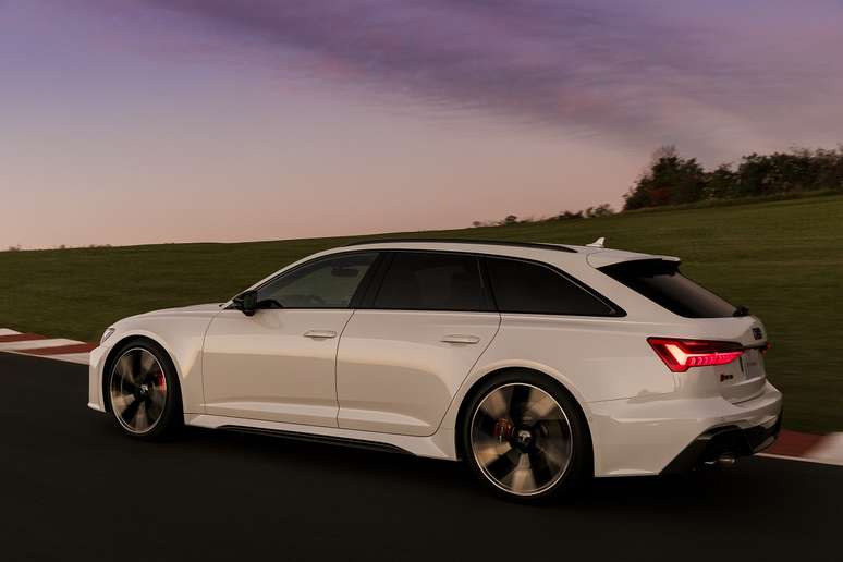 Perua mais rápida do mundo, a Audi RS6 Avant custa R$ 871.990 e registrou 49 unidades vendidas em 2021. 