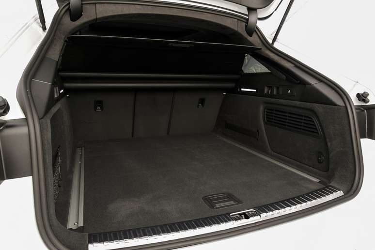 Porta-malas de 565 litros é um dos itens de praticidade do Audi RS 6 Avant.