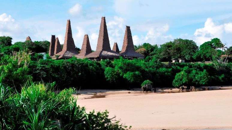 Uma vila tradicional de Sumba, composta por casas pontiagudas