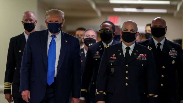 Trump, de máscara, em visita a centro médico militar em Maryland