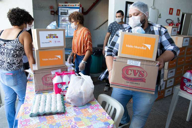 Entrega de cestas básicas para famílias da região do Capão Redondo, em São Paulo, durante a pandemia do coronavírus, organizada pela ONG Visão Mundial.