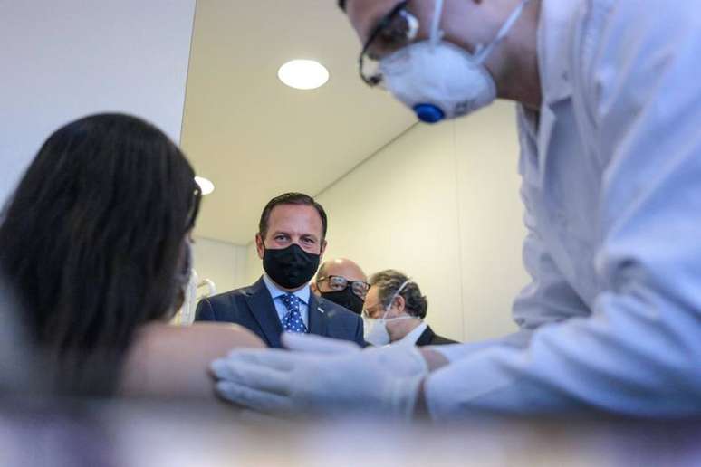 O governador de São Paulo, João Doria, durante aplicação da primeira dose de teste da Coronavac, vacina contra covid-19 desenvolvida por laboratório chinês