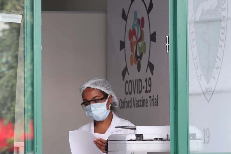 Funcionária da Universidade Federal de São Paulo no local onde está sendo testada a vacina Oxford/AstraZeneca contra a Covid-19
24/06/2020 REUTERS/Amanda Perobelli