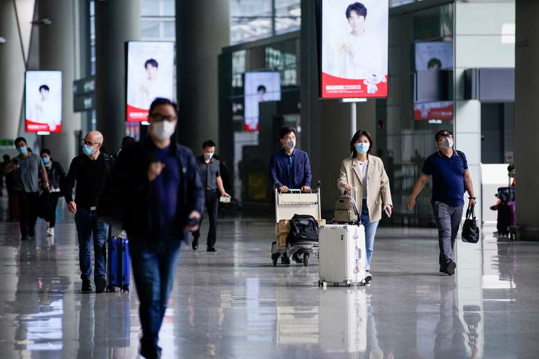 Pessoas com m&aacute;scaras de prote&ccedil;&atilde;o no aeroporto internacional de Xangai
21/05/2020 REUTERS/Aly Song