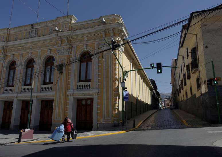 Morador de rua caminha por via vazia durante quarentena em La Paz, na Bol&iacute;via
17/07/2020
REUTERS/David Mercado 