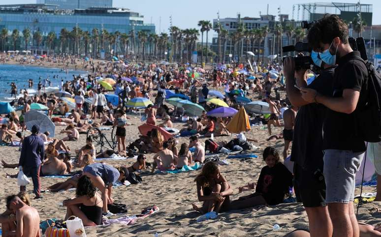 Banhistas lotam praia em Barcelona no domingo passado
19/07/2020
REUTERS/Nacho Doce