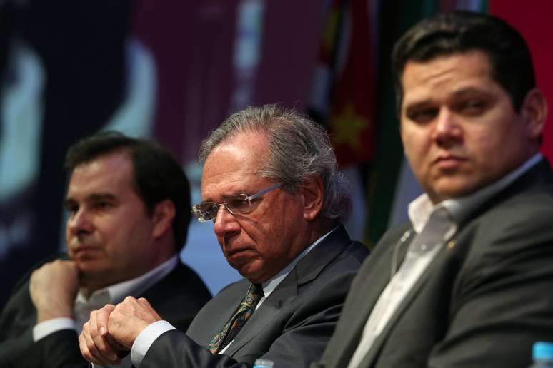 O ministro da Economia, Paulo Guedes, juntamente com os presidentes do Congresso, Davi Alcolumbre, e da Câmara dos Deputados, Rodrigo Maia. 05/04/2019. REUTERS/Amanda Perobelli. 

