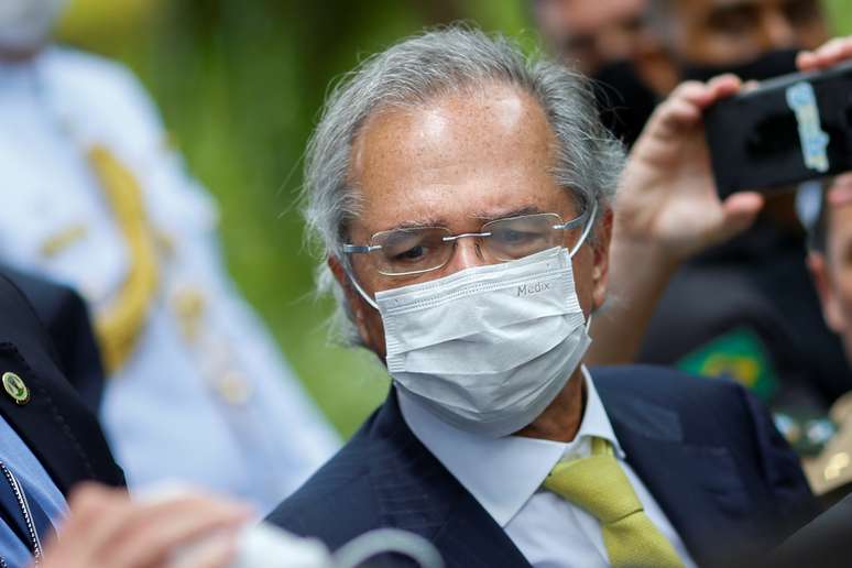 O ministro da Economia, Paulo Guedes, usa máscara protetora durante coletiva de imprensa após reunião com o presidente do Supremo Tribunal Federal, Dias Toffoli, em meio ao surto de doença causada pelo novo coronavírus (Covid-19), no Supremo Tribunal Federal de Brasília. 07/05/2020. REUTERS/Adriano Machado