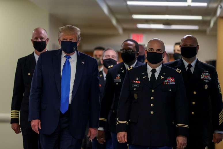 Presidente dos EUA, Donald Trump, usa máscara de proteção durante vista a centro militar em Maryland. 11/7/2020. REUTERS/Tasos Katopodis