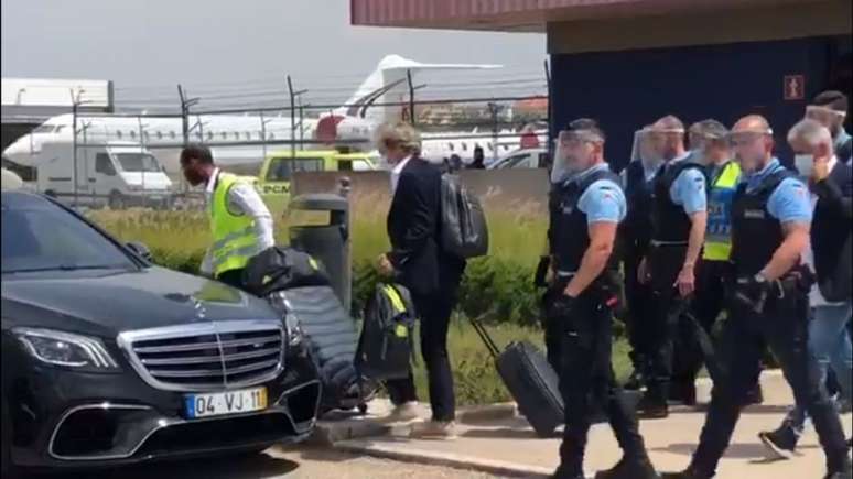 Jorge Jesus, ao centro da imagem, na chegada ao aeroporto de Tires, em Cascais (Foto: Reprodução)