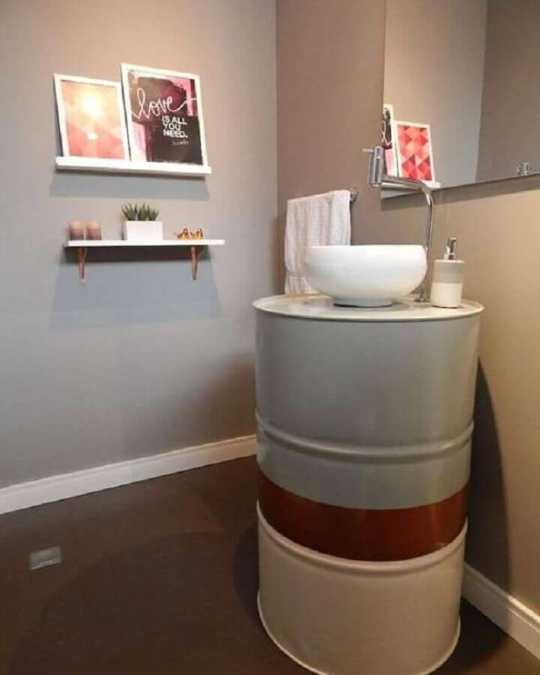 11. Os tambores decorativos são ótimas peças para serem usadas no lugar do gabinete para banheiro – Foto: Pinterest