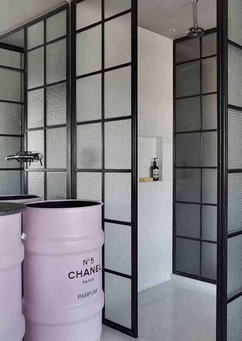 10. Gabinete de banheiro moderno feito com tambores decorativos Chanel lilás – Foto: Apartment Therapy