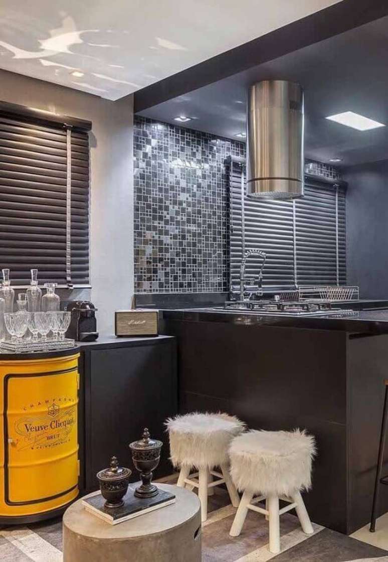 14. Casa moderna planejada com cozinha preta e tambor decorativo amarelo para apoio de copos, ta&ccedil;as e bebidas &ndash; Foto: Pinterest