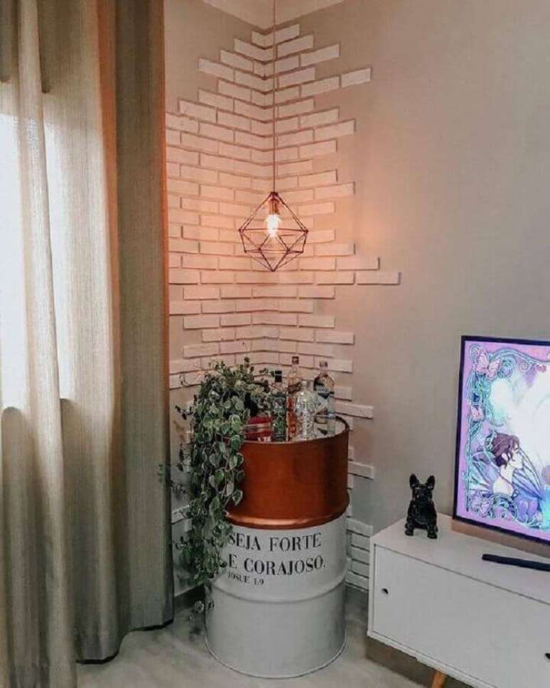 16. Decoração para sala de TV com tambor decorativo branco e cobre – Foto: Revestindo a Casa