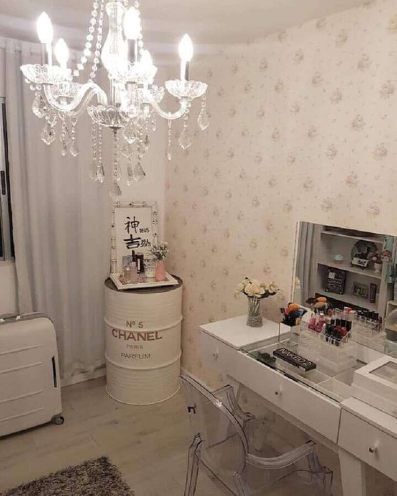 20. Tambor decorativo feminino branco para decoração de quarto com lustre de cristal – Foto: Pinterest