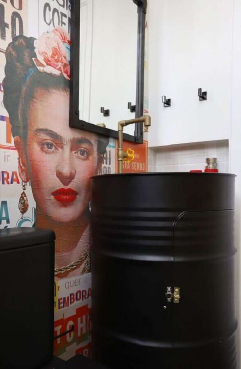 26. Decoração com tambor preto para banheiro moderno com papel de parede Frida – Foto: Casa de Valentina