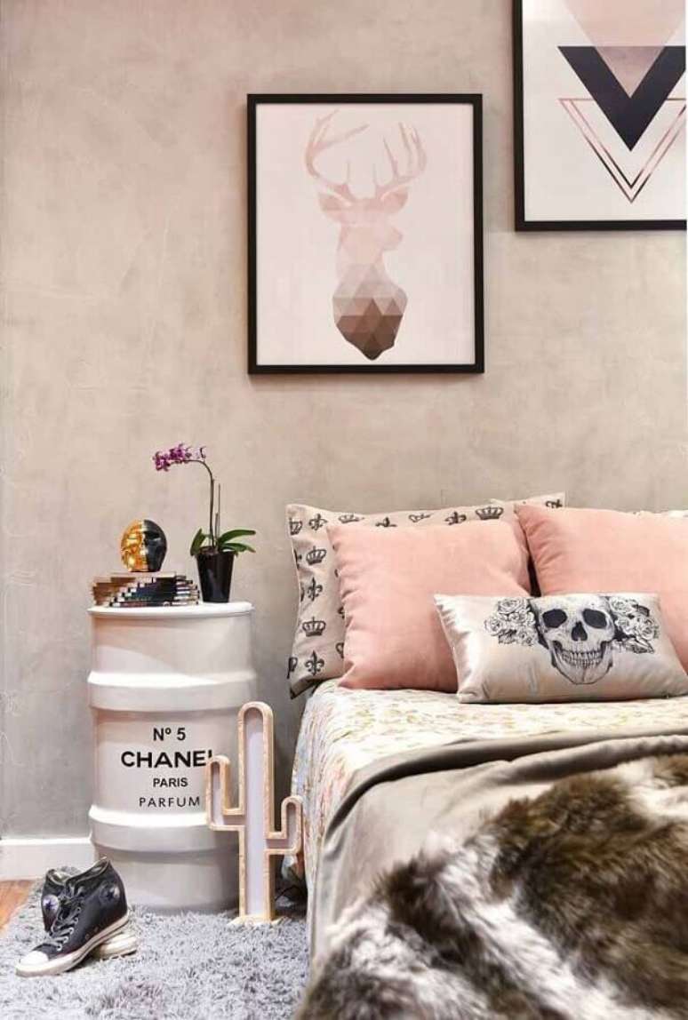 6. Decoração de quarto feminino cinza e rosa moderno com tambor decorativo Chanel branco no lugar do criado mudo – Foto: Pinterest