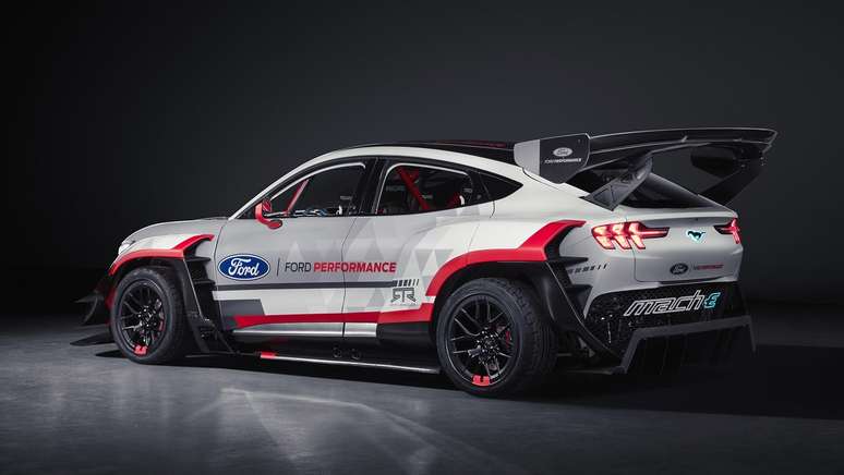 Traseira do Mustang Mach-E 1400 tem um enorme difusor e uma asa realmente grande.