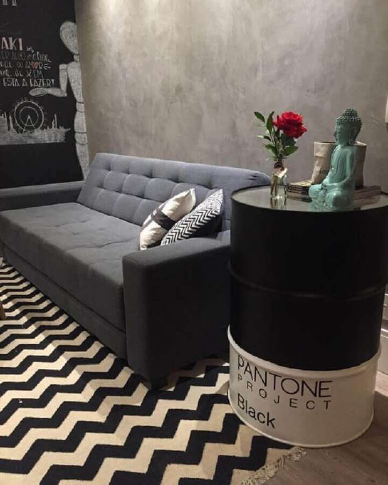 37. Sala cinza decorada com tambor decorativo Pantone e parede de cimento queimado – Foto: We Fashion Trends